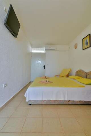 Гостевой дом Pataki Studios Петровац Номер-студио с видом на море-6